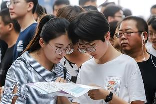 图片报：贝肯鲍尔的葬礼本周五在慕尼黑举行，赫内斯也赠送了花圈